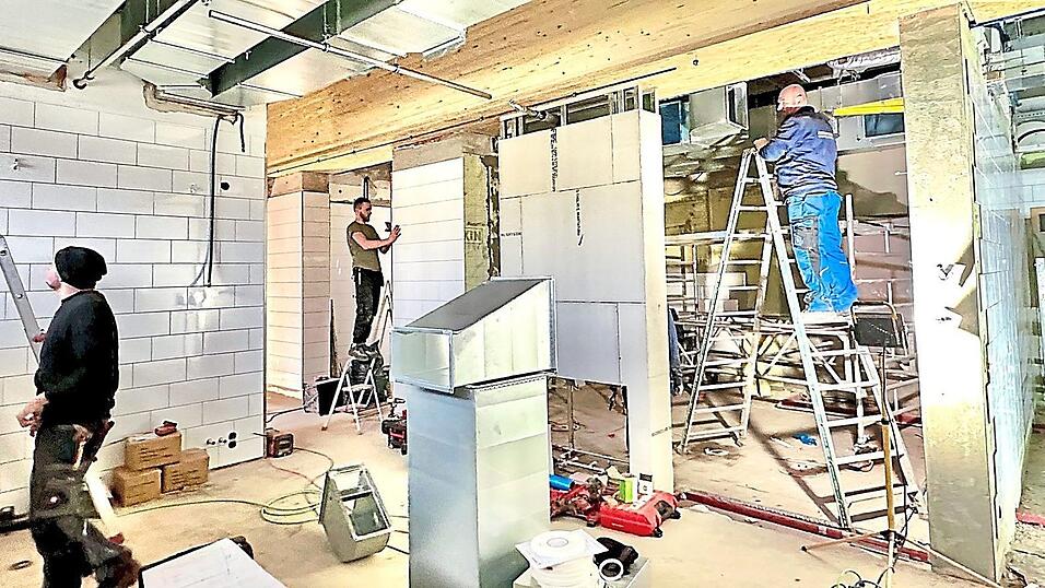 So sieht es derzeit im Anbau aus. Wo noch Bauarbeiter und Techniker am Werk sind, soll in sechs Wochen bereits aufgekocht werden. So sieht es derzeit im Anbau aus. Wo noch Bauarbeiter und Techniker am Werk sind, soll in sechs Wochen bereits aufgekocht werden.