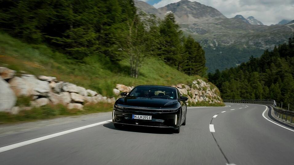 Das Elektroauto von Lucid auf der Fahrt durch die Alpen - mit einer Elektroladung kam es so weit wie noch kein anderes Auto auf den Straßen. Das Elektroauto von Lucid auf der Fahrt durch die Alpen - mit einer Elektroladung kam es so weit wie noch kein anderes Auto auf den Straßen.