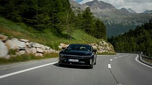 Das Elektroauto von Lucid auf der Fahrt durch die Alpen - mit einer Elektroladung kam es so weit wie noch kein anderes Auto auf den Straßen.