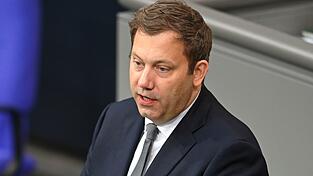 SPD-Chef Lars Klingbeil glaubt an eine zeitnahe Einigung im Streit über einen neuen Wehrdienst. (Archivbild)