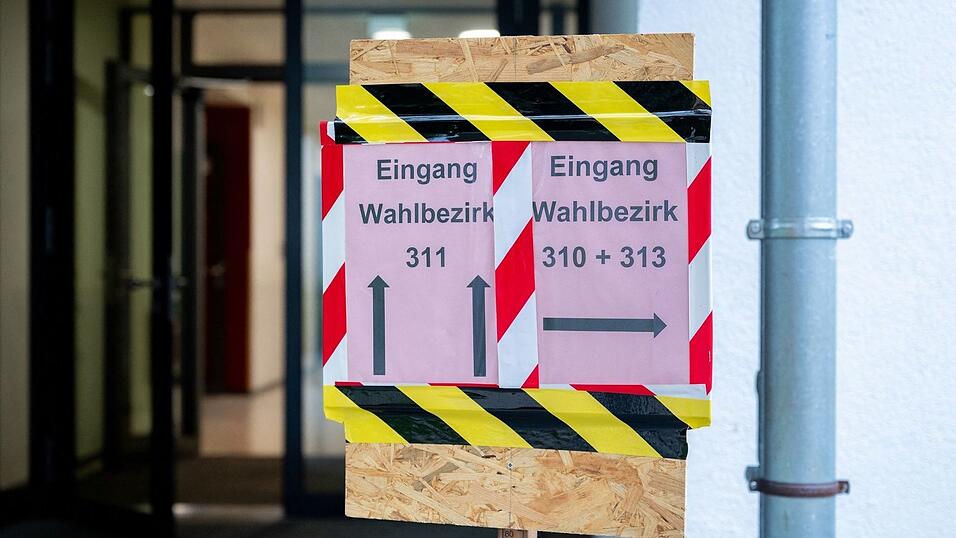 Vier Kandidaten der AfD wurden wegen Zweifeln an ihrer Verfassungstreue nicht zur Wahl zugelassen. Vier Kandidaten der AfD wurden wegen Zweifeln an ihrer Verfassungstreue nicht zur Wahl zugelassen.