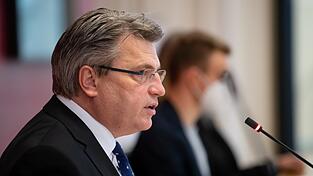 Winfried Bausback war von 2013 bis 2018 bayerischer Justzminister. Er ist seit 2008 CSU-Landtagsabgeordneter und dafür von seiner Tätigkeit als Lehrstuhlinhaber für öffentliches Recht an der Universität Wuppertal beurlaubt. Winfried Bausback war von 2013 bis 2018 bayerischer Justzminister. Er ist seit 2008 CSU-Landtagsabgeordneter und dafür von seiner Tätigkeit als Lehrstuhlinhaber für öffentliches Recht an der Universität Wuppertal beurlaubt.