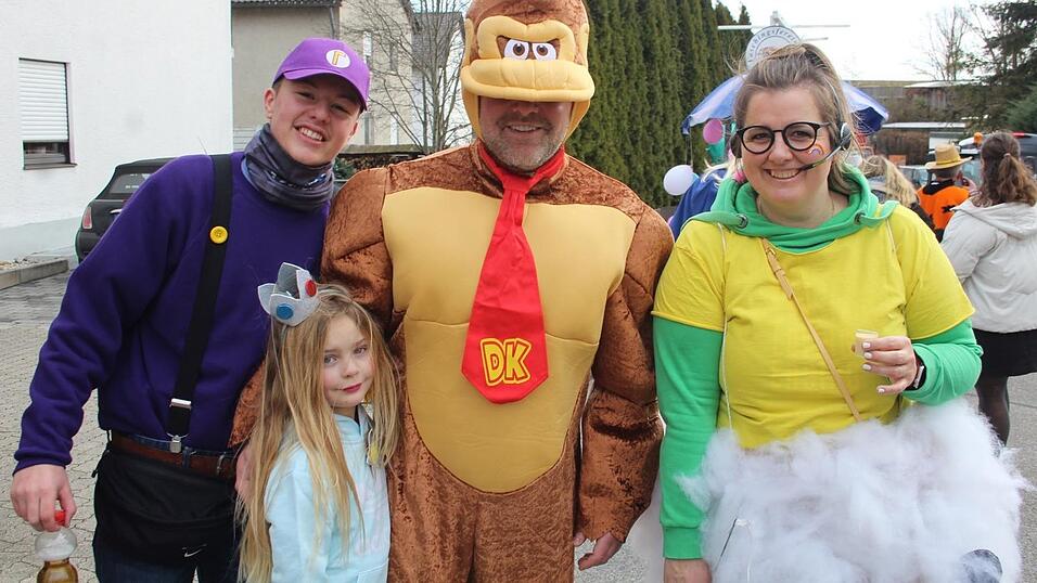 Viele Faschings-Fans haben sich am Samstag den Umzug in Langenbach angesehen. Viele Faschings-Fans haben sich am Samstag den Umzug in Langenbach angesehen.