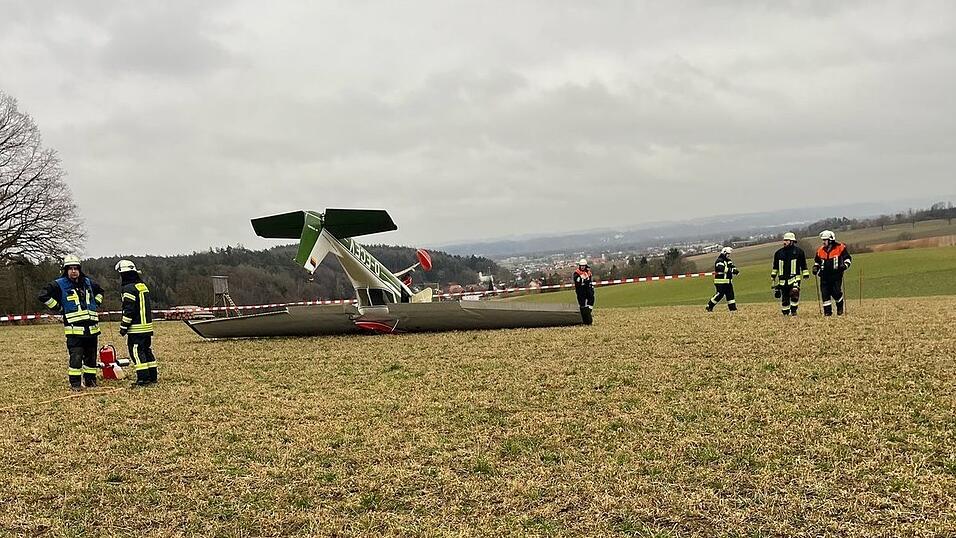 Das Flugzeug überschlug sich. 