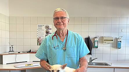 Dr. Manfred von Dewitz war Stadtrat, Tennisspieler und leidenschaftlicher Tierarzt. Das Bild zeigt ihn mit Viola Sattlers Chihuahua-Hündin Abby.