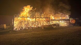Das Feuer griff auch auf eine angrenzende Lagerhalle über. 