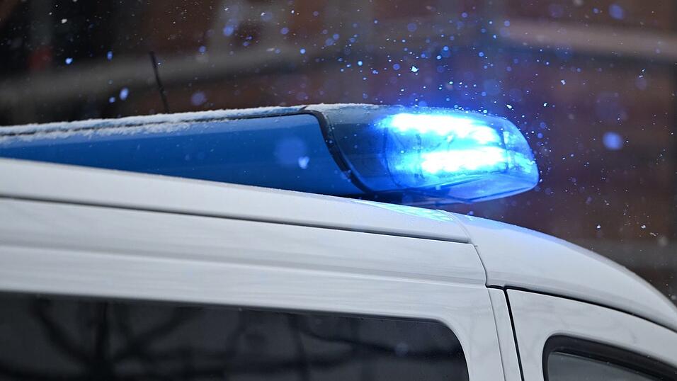 Eine Fußgängerin ist im Allgäu von einem Kleinlastwagen tödlich verletzt worden. (Symbolbild) Eine Fußgängerin ist im Allgäu von einem Kleinlastwagen tödlich verletzt worden. (Symbolbild)