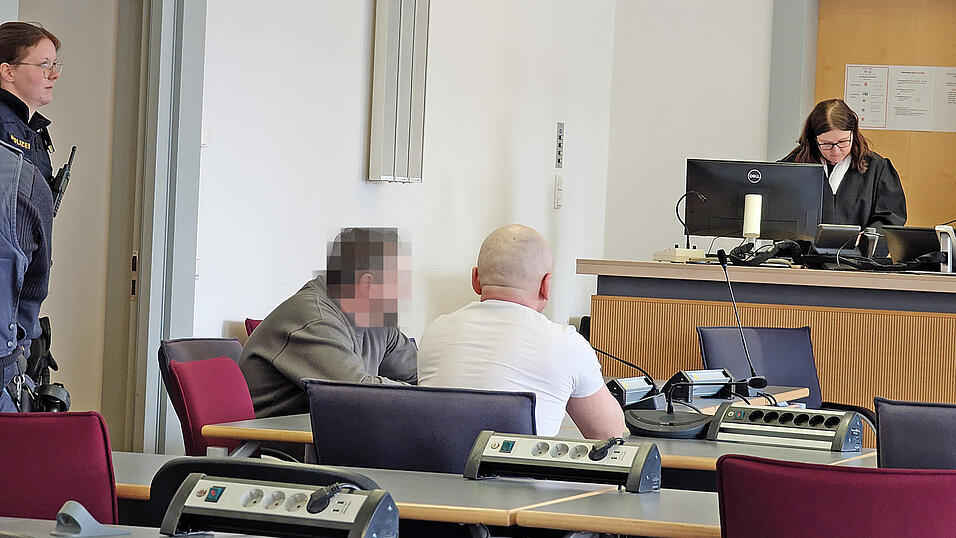 Die zwei Angelshop-Einbrecher kommen dreieinhalb Jahre beziehungsweise drei Jahre und vier Monate hinter Gitter. Die zwei Angelshop-Einbrecher kommen dreieinhalb Jahre beziehungsweise drei Jahre und vier Monate hinter Gitter.