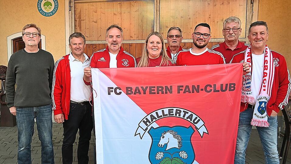 Der neue Vorstand zeigt Flagge: zweiter Vorsitzender Clemens Wagensonner und daneben Vorsitzender Erich Anger (v. r.); zweiter B&uuml;rgermeister Lorenz Selmeier (2. v. l.) leitete die Wahlg&auml;nge.