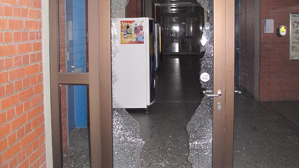 Die Einbruchserie im Neutraublinger Gymnasium ist geklärt. Die Polizei legt die vier Taten drei Jugendlichen zur Last. Sie haben bereits Geständnisse abgelegt.