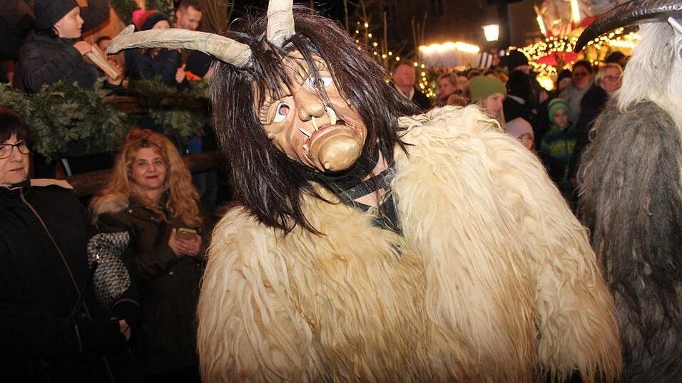 Die Perchtengruppe 'Frisinger Fratz'n' trat am Mittwochabend auf dem Landshuter Christkindlmarkt auf. Die Perchtengruppe 'Frisinger Fratz'n' trat am Mittwochabend auf dem Landshuter Christkindlmarkt auf.