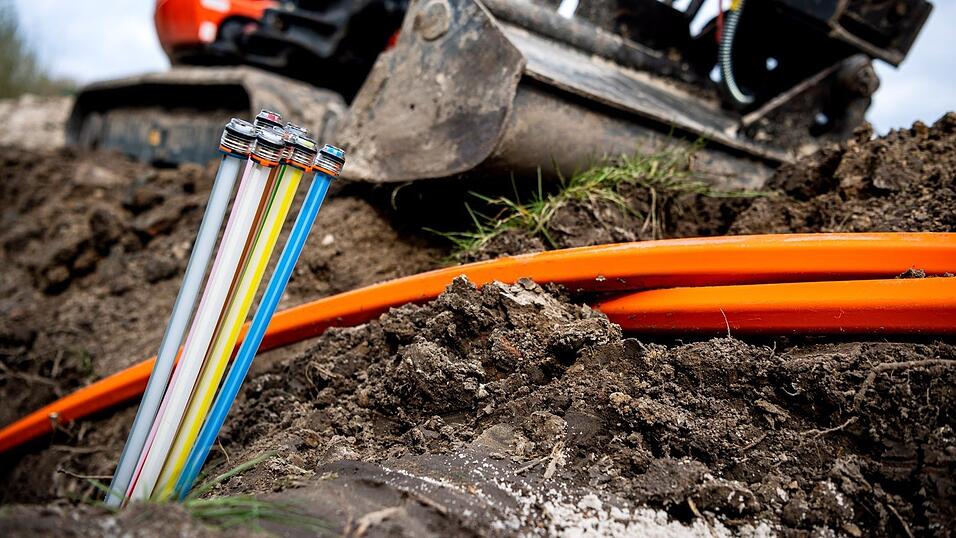 Mit mehr als 4.000 Kilometern Länge hat Leonet nach eigenen Angaben eines der größten Glasfasernetze in Bayern. Mit mehr als 4.000 Kilometern Länge hat Leonet nach eigenen Angaben eines der größten Glasfasernetze in Bayern.