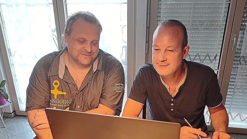 Statt T&uuml;fteln und Testen werden Thomas Grad (r.) und Christian Niestolik wohl auch 2025 viel Zeit am Computer verbringen.