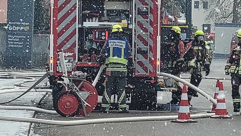 Die Feuerwehr rückte in Regensburg zu einer brennenden Halle aus. Die Feuerwehr rückte in Regensburg zu einer brennenden Halle aus.