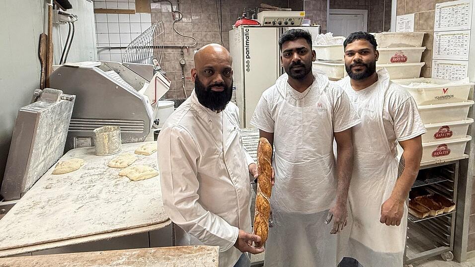Das Team der Sieger-B&auml;ckerei beim Pariser Baguette-Wettbewerb ist m&auml;chtig stolz.