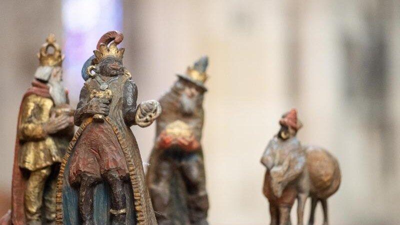 Die Figur des Melchior (2.v.l) steht mit den anderen Figuren der Heiligen Drei K&ouml;nige im Ulmer M&uuml;nster.