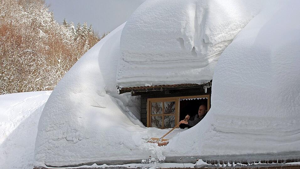 In Deggendorf t&uuml;rmte sich der Schnee meterhoch auf einem Hausdach. (Archivbild)