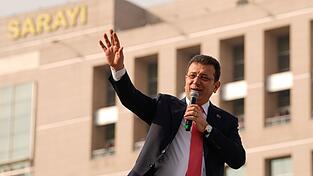 Der ehemalige B&uuml;rgermeister Ekrem Imamoğlu steht in zwei Prozessen gleichzeitig vor Gericht. (Archivbild)