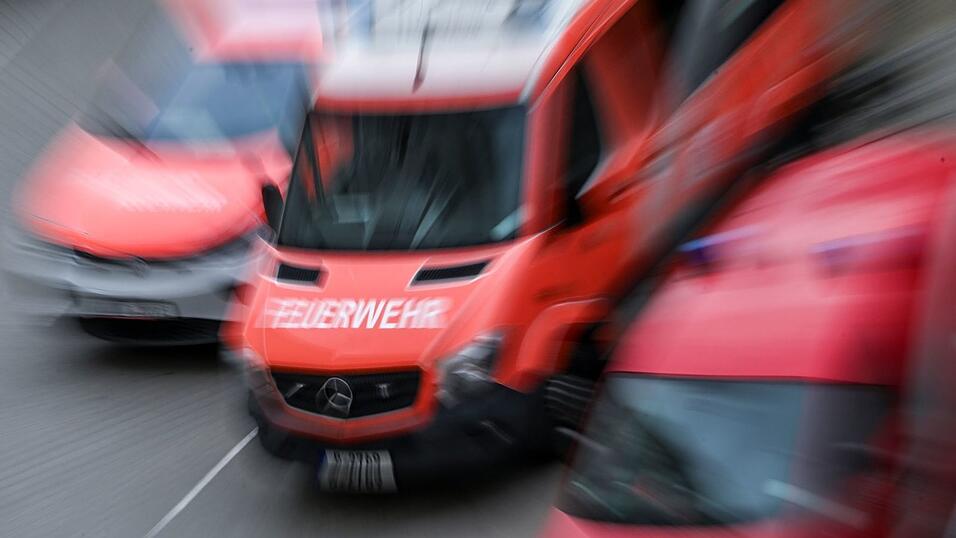 Feuerwehrleute bewahrten ein Wohnhaus vor den Flammen. (Symbolbild)
