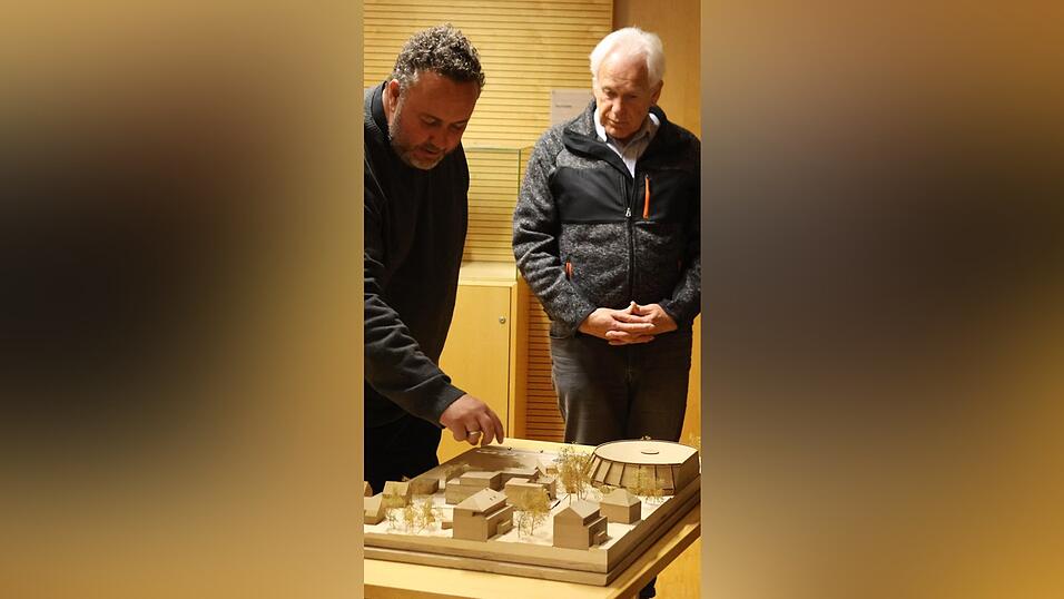 Kein quadrat 45°-Projekt ohne Modell: Architekt Florian Brunner stellt die Quartiersbebauung Heimrad Prem an der Adolph-Kolping-Straße vor. Rechts die Dreifachturnhalle, im Vordergrund der Kerschergarten. Kein quadrat 45°-Projekt ohne Modell: Architekt Florian Brunner stellt die Quartiersbebauung Heimrad Prem an der Adolph-Kolping-Straße vor. Rechts die Dreifachturnhalle, im Vordergrund der Kerschergarten.