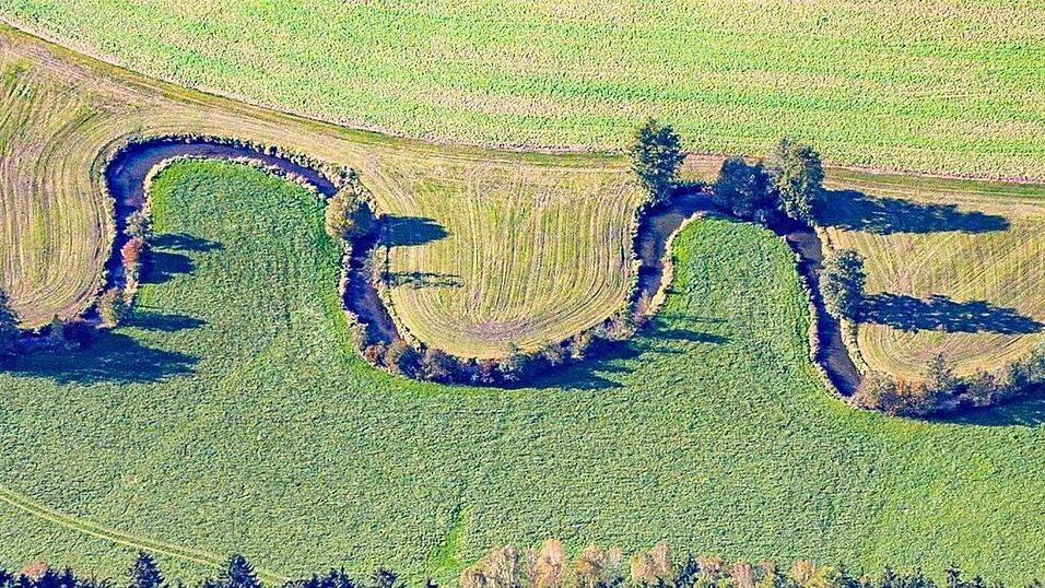 Zustand 2001 (unteres Foto): Typische M&auml;ander eines Flachlandbaches in niederbayerischer Kulturlandschaft. - Zustand heute (oberes Foto): Die Geh&ouml;lze sind gewachsen - ansonsten hat sich hier wenig ge&auml;ndert. f