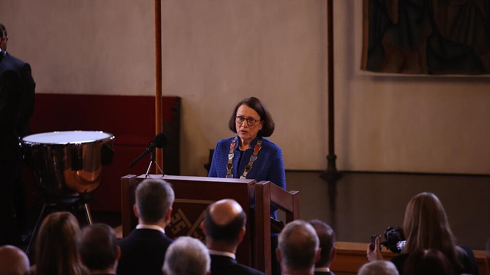 Oberb&uuml;rgermeisterin Gertrud Maltz-Schwarzfischer hielt zum letzten Mal die Rede zum Neujahrsempfang. Den Demokraten im Saal sprach sie dabei ins Gewissen. Man m&uuml;sse wieder st&auml;rker zusammenarbeiten.