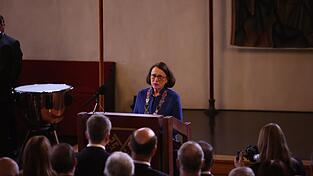 Oberbürgermeisterin Gertrud Maltz-Schwarzfischer hielt zum letzten Mal die Rede zum Neujahrsempfang. Den Demokraten im Saal sprach sie dabei ins Gewissen. Man müsse wieder stärker zusammenarbeiten. Oberbürgermeisterin Gertrud Maltz-Schwarzfischer hielt zum letzten Mal die Rede zum Neujahrsempfang. Den Demokraten im Saal sprach sie dabei ins Gewissen. Man müsse wieder stärker zusammenarbeiten.