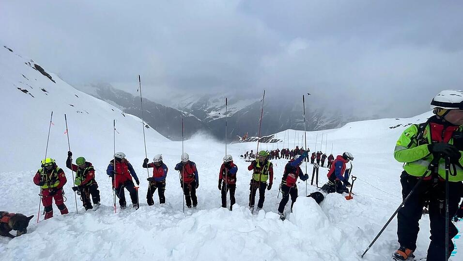 Bei dem Ungl&uuml;ck starben vier Tourengeher, die an einem Steilhang unterwegs waren.