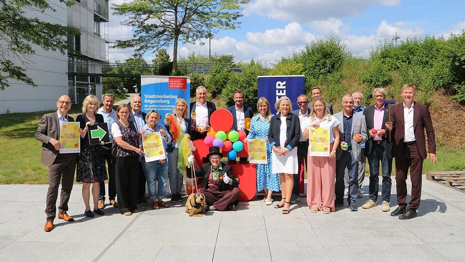 Vereins- und Firmenvertreter versammelten sich in der Sparkassenzentrale, um das diesjährige Kinderbürgerfest vorzustellen. Vereins- und Firmenvertreter versammelten sich in der Sparkassenzentrale, um das diesjährige Kinderbürgerfest vorzustellen.