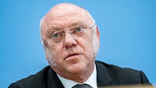 Der Linken-Politiker und Sozialexperte Ulrich Schneider listet in einem Papier mögliche Folgen von geplanten Kürzungen. (Archivbild) Der Linken-Politiker und Sozialexperte Ulrich Schneider listet in einem Papier mögliche Folgen von geplanten Kürzungen. (Archivbild)