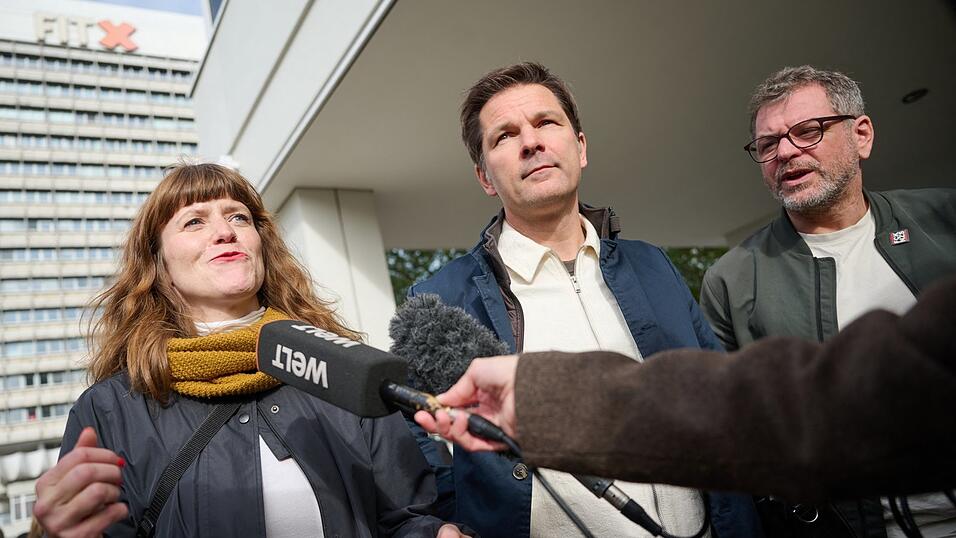 Die Berliner Linken-Chefin Kerstin Wolter, Steffen Krach, Vorsitzender der SPD-Fraktion im Berliner Abgeordnetenhaus, und Werner Graf, Co-Vorsitzender der Grünen-Fraktion im Berliner Abgeordnetenhaus (v.l.) sondieren weiter gemeinsam, um eine Regierung zu bilden. Die Berliner Linken-Chefin Kerstin Wolter, Steffen Krach, Vorsitzender der SPD-Fraktion im Berliner Abgeordnetenhaus, und Werner Graf, Co-Vorsitzender der Grünen-Fraktion im Berliner Abgeordnetenhaus (v.l.) sondieren weiter gemeinsam, um eine Regierung zu bilden.