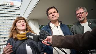 Die Berliner Linken-Chefin Kerstin Wolter, Steffen Krach, Vorsitzender der SPD-Fraktion im Berliner Abgeordnetenhaus, und Werner Graf, Co-Vorsitzender der Gr&uuml;nen-Fraktion im Berliner Abgeordnetenhaus (v.l.) sondieren weiter gemeinsam, um eine Regierung zu bilden.