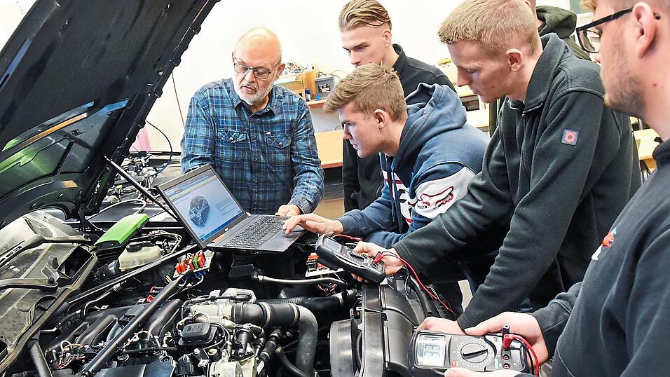 Insbesondere für junge Männer sind alle Berufe rund ums Auto immer noch Traumberufe: Kfz-Mechatroniker zählt daher mit zu den gefragtesten Ausbildungsberufen. Insbesondere für junge Männer sind alle Berufe rund ums Auto immer noch Traumberufe: Kfz-Mechatroniker zählt daher mit zu den gefragtesten Ausbildungsberufen.