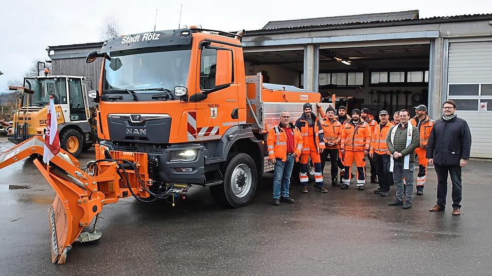 Das Team des Bauhofs freut sich gemeinsam mit den Ehreng&auml;sten, das neue Fahrzeug offiziell in Empfang nehmen zu k&ouml;nnen.