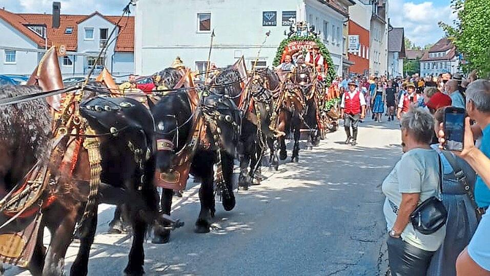 Der Vierzehnspänner auf der Fahrt durch die Stadt. Der Vierzehnspänner auf der Fahrt durch die Stadt.