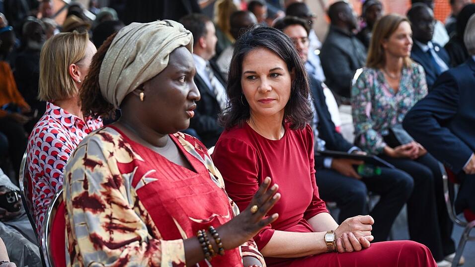 Als Außenministerin war Baerbock ständig auf Achse - hier im Senegal. (Archivbild) Als Außenministerin war Baerbock ständig auf Achse - hier im Senegal. (Archivbild)