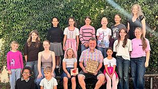 Neukirchner Ministranten gratulierten Diakon Martin Münch zu seinem 50. Geburtstag. Neukirchner Ministranten gratulierten Diakon Martin Münch zu seinem 50. Geburtstag.
