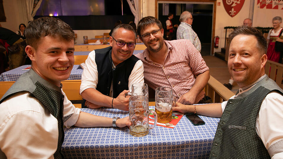 Die Partybilder vom Montag, 11. August, aus dem Festzelt Greindl. Die Partybilder vom Montag, 11. August, aus dem Festzelt Greindl.