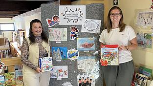 Kathrin Aichinger (l.) vom Regionalmanagement freut sich mit Büchereileiterin Kristina Pöschl über die Präsentation der Ausstellung „Alltagshelden“. Kathrin Aichinger (l.) vom Regionalmanagement freut sich mit Büchereileiterin Kristina Pöschl über die Präsentation der Ausstellung „Alltagshelden“.