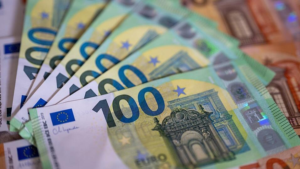 Mehr als eine Million Euro in bar hatte ein Autofahrer in Schwaben im Wagen. (Symbolbild) Mehr als eine Million Euro in bar hatte ein Autofahrer in Schwaben im Wagen. (Symbolbild)