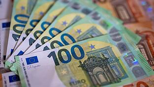 Mehr als eine Million Euro in bar hatte ein Autofahrer in Schwaben im Wagen. (Symbolbild) Mehr als eine Million Euro in bar hatte ein Autofahrer in Schwaben im Wagen. (Symbolbild)