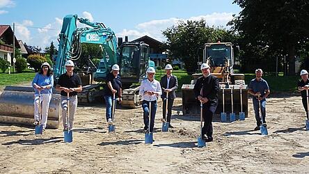 Gemeinsam haben sie sich für den Neubau eingesetzt: (v. l.) Ines Lorenz, Ingenieurbüro Lorenz, Kindergartenleitung Monika Kraus, Bürgermeister Hans-Jürgen Fischer, Landschaftsarchitekt Uwe Schmidt, Staatsminister Bernd Sibler, die Architekten Felix Lorenz und Georg Lorenz sowie Helmut Kieninger, Kieninger Bau GmbH, dritter Bürgermeister Christian Holmer, Reinhold Schwab, Geschäftsleiter der Gemeinde, und Landschaftsarchitekt Karl Kiendl.