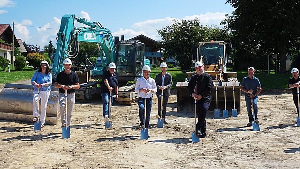 Gemeinsam haben sie sich für den Neubau eingesetzt: (v. l.) Ines Lorenz, Ingenieurbüro Lorenz, Kindergartenleitung Monika Kraus, Bürgermeister Hans-Jürgen Fischer, Landschaftsarchitekt Uwe Schmidt, Staatsminister Bernd Sibler, die Architekten Felix Lorenz und Georg Lorenz sowie Helmut Kieninger, Kieninger Bau GmbH, dritter Bürgermeister Christian Holmer, Reinhold Schwab, Geschäftsleiter der Gemeinde, und Landschaftsarchitekt Karl Kiendl. Gemeinsam haben sie sich für den Neubau eingesetzt: (v. l.) Ines Lorenz, Ingenieurbüro Lorenz, Kindergartenleitung Monika Kraus, Bürgermeister Hans-Jürgen Fischer, Landschaftsarchitekt Uwe Schmidt, Staatsminister Bernd Sibler, die Architekten Felix Lorenz und Georg Lorenz sowie Helmut Kieninger, Kieninger Bau GmbH, dritter Bürgermeister Christian Holmer, Reinhold Schwab, Geschäftsleiter der Gemeinde, und Landschaftsarchitekt Karl Kiendl.
