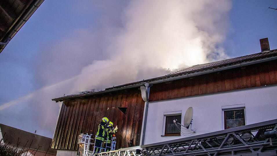 Auf einem Hof in Niederalteich ist ein Feuer ausgebrochen. Die Feuerwehr bek&auml;mpfte die Flammen.