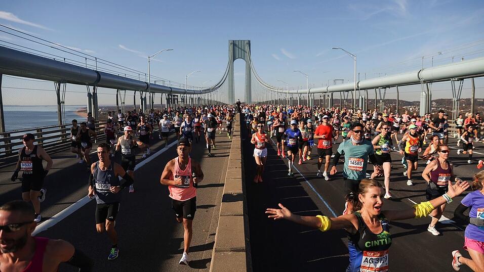 L&auml;ufer &uuml;berqueren die Verrazzano Narrows Bridge beim New York City Marathon (Archivbild).