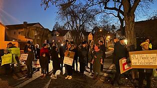 'Hände weg vom Gäuboden!': Betroffene protestieren gegen die Pläne von BMW und den Gemeinden Irlbach und Straßkirchen. 'Hände weg vom Gäuboden!': Betroffene protestieren gegen die Pläne von BMW und den Gemeinden Irlbach und Straßkirchen.