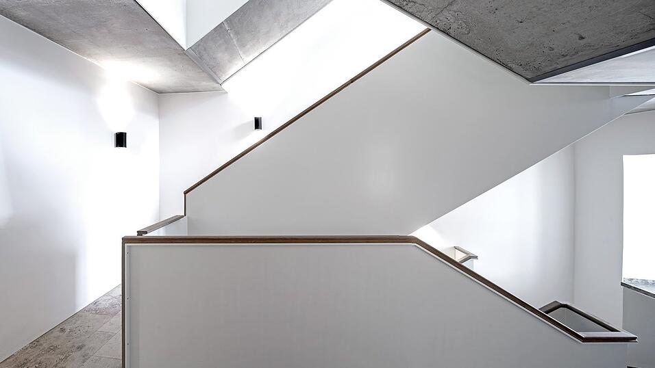 Das neue Treppenhaus wurde in den R&auml;umen des benachbarten Finanzamts eingebaut.