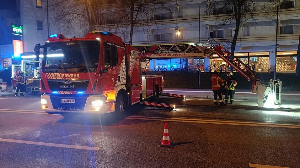 120 Feuerwehrleute waren am Montag im Einsatz in der Tiefgarage eines Wohnblocks an der Luitpoldstra&szlig;e.