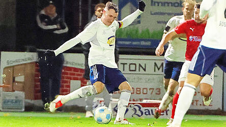 Tobias Steer (am Ball) &uuml;bernahm bei zwei Foulelfmetern Verantwortung, traf beide Male und brachte seine SpVgg Landshut damit endlich wieder auf die Siegerstra&szlig;e.