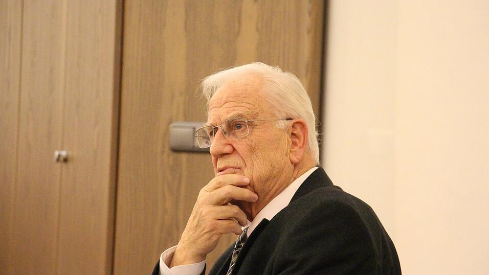 Dr. Harro Raster sprach im Sitzungssaal des Rathauses. Dr. Harro Raster sprach im Sitzungssaal des Rathauses.